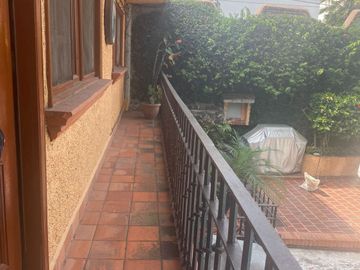 VENDO CASA EN CUERNAVACA, GRAN UBICACIÓN (DELICIAS), USO DE SUELO MIXTO.