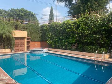 VENDO CASA EN CUERNAVACA, GRAN UBICACIÓN (DELICIAS), USO DE SUELO MIXTO.