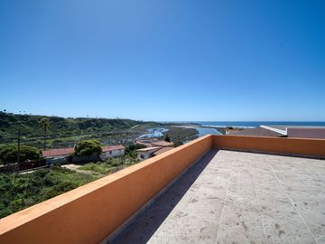 Casa con hermosa vista al oceano a unos minutos de Playa La Mision, Ensenada
