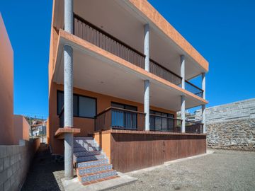 Casa con hermosa vista al oceano a unos minutos de Playa La Mision, Ensenada