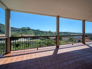Casa con hermosa vista al oceano a unos minutos de Playa La Mision, Ensenada