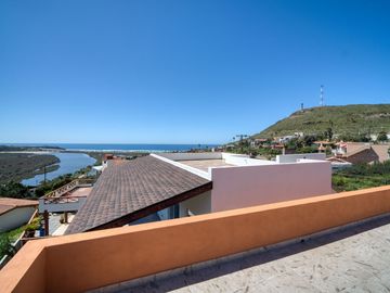 Casa con hermosa vista al oceano a unos minutos de Playa La Mision, Ensenada