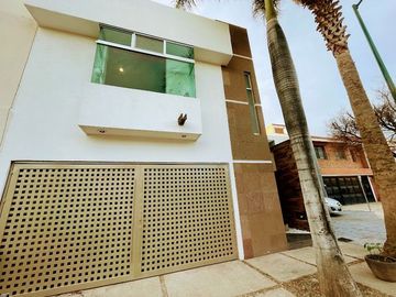 CASA EN VENTA EN HACIENDA SAN ÁNGEL - Cuatro habitaciones - Zona Sureste - León Gto