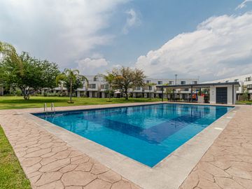 CASA EN VENTA AL SUR DE CUERNAVACA CON ALBERCA Y JARDIN