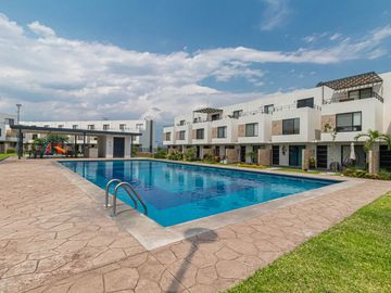 CASA EN VENTA AL SUR DE CUERNAVACA CON ALBERCA Y JARDIN