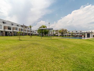 CASA EN VENTA AL SUR DE CUERNAVACA CON ALBERCA Y JARDIN