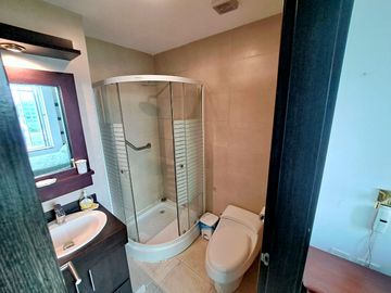 Departamento amoblado frente al mar en venta, sector Mall del Pacífico, Playa Murciélago, Manta, Manabí, Ecuador