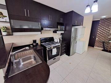 Departamento amoblado frente al mar en venta, sector Mall del Pacífico, Playa Murciélago, Manta, Manabí, Ecuador
