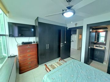 Departamento amoblado frente al mar en venta, sector Mall del Pacífico, Playa Murciélago, Manta, Manabí, Ecuador