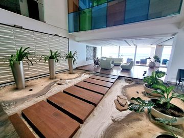 Departamento amoblado frente al mar en venta, sector Mall del Pacífico, Playa Murciélago, Manta, Manabí, Ecuador