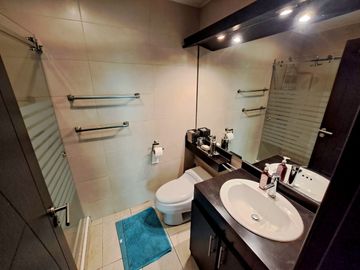 Departamento amoblado frente al mar en venta, sector Mall del Pacífico, Playa Murciélago, Manta, Manabí, Ecuador