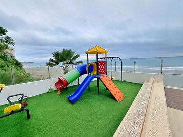 Departamento amoblado frente al mar en venta, sector Mall del Pacífico, Playa Murciélago, Manta, Manabí, Ecuador
