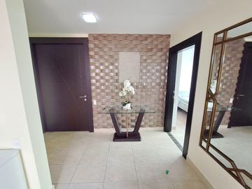 Departamento amoblado frente al mar en venta, sector Mall del Pacífico, Playa Murciélago, Manta, Manabí, Ecuador