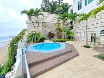 Departamento amoblado frente al mar en venta, sector Mall del Pacífico, Playa Murciélago, Manta, Manabí, Ecuador