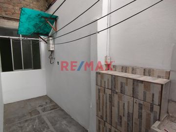 ID: 1056063 Vendo Lindo Depa Frente A La Plaza Yungay En Las Flores - SJL