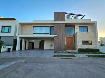 CASA VENTA Privada Alcazar del Country Sección Castilla, Los Mochis 4 Recs, Alberca, Terraza