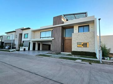 CASA VENTA Privada Alcazar del Country Sección Castilla, Los Mochis 4 Recs, Alberca, Terraza