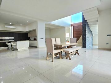 CASA VENTA Privada Alcazar del Country Sección Castilla, Los Mochis 4 Recs, Alberca, Terraza