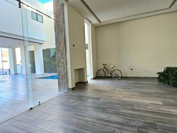 CASA VENTA Privada Alcazar del Country Sección Castilla, Los Mochis 4 Recs, Alberca, Terraza