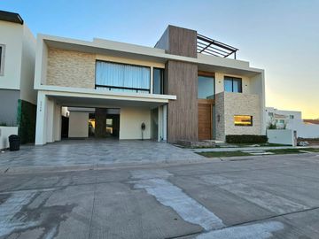 CASA VENTA Privada Alcazar del Country Sección Castilla, Los Mochis 4 Recs, Alberca, Terraza