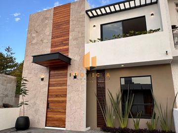 CASA EN VENTA EN PRADERAS ALTOZANO