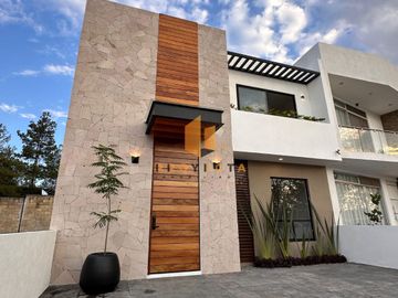 CASA EN VENTA EN PRADERAS ALTOZANO