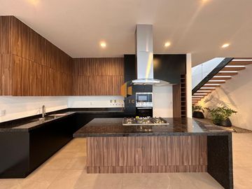 CASA EN VENTA EN PRADERAS ALTOZANO