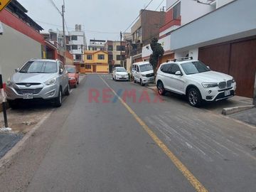 BAJO DE PRECIO INSUPERABLE, VENTA DE DEPARTAMENTO, URB SANTA PATRICIA, LA MOLINA.