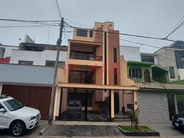 BAJO DE PRECIO INSUPERABLE, VENTA DE DEPARTAMENTO, URB SANTA PATRICIA, LA MOLINA.