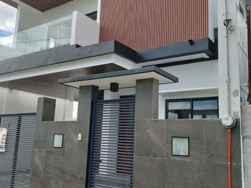House and lot For sale in Greenwoods Pasig City with 4 Bedrooms and 2 Car garage PH2809