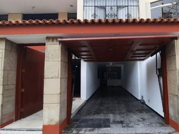 A 1131 dolares el mt2.  VENDO DPTO  *SURCO*   220 MTS2 - PRIMER PISO - VENDO POR EMERGENCIA. MEJOR IMPOSIBLE