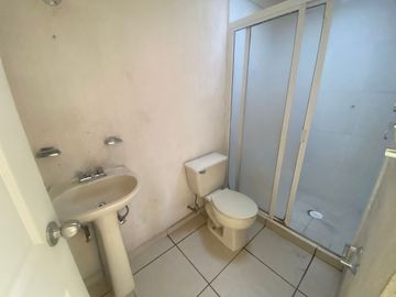 CASA EN HACIENDA LA GLORIA PARA REMODELAR DE 3 RECAMARAS-OPORTUNIDAD!