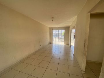 CASA EN HACIENDA LA GLORIA PARA REMODELAR DE 3 RECAMARAS-OPORTUNIDAD!
