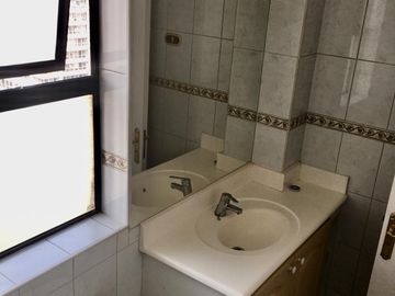 Venta amplio departamento - Metro Santa Lucía 2D/2B