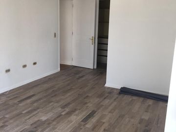 Venta amplio departamento - Metro Santa Lucía 2D/2B
