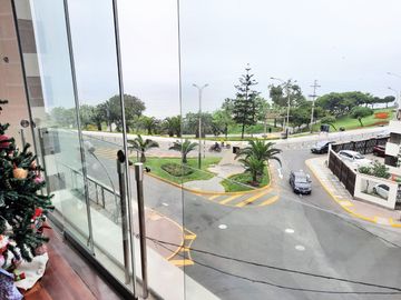 Amplio dúplex con hermosa vista al mar en Miraflores