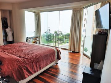 Amplio dúplex con hermosa vista al mar en Miraflores