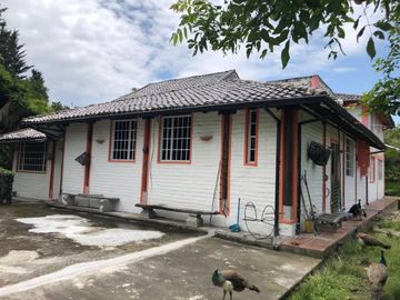 VENTA CASA CON TERRENO SECTOR ALANGASI / USHIMANA