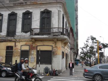 EXCELENTE CASONA REPUBLICANA ESQUINA JR. WASHINGTON CON AV. ESPAÑA.