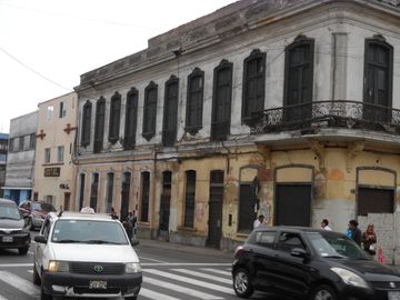 EXCELENTE CASONA REPUBLICANA ESQUINA JR. WASHINGTON CON AV. ESPAÑA.