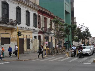 EXCELENTE CASONA REPUBLICANA ESQUINA JR. WASHINGTON CON AV. ESPAÑA.