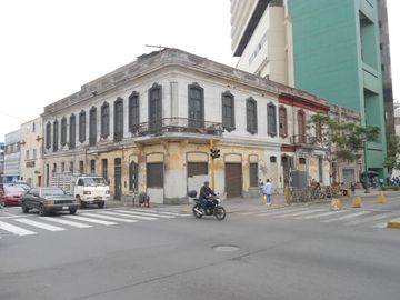 EXCELENTE CASONA REPUBLICANA ESQUINA JR. WASHINGTON CON AV. ESPAÑA.