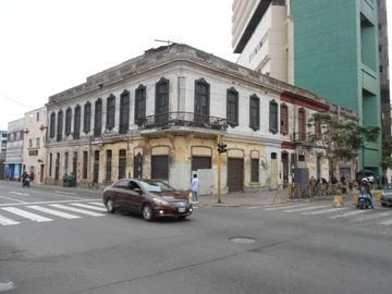 EXCELENTE CASONA REPUBLICANA ESQUINA JR. WASHINGTON CON AV. ESPAÑA.