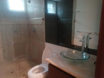 RENTO DEPARTAMENTO EN RESIDENCIAL QUINTA DEL BOSQUE.     vigilancia 24/7