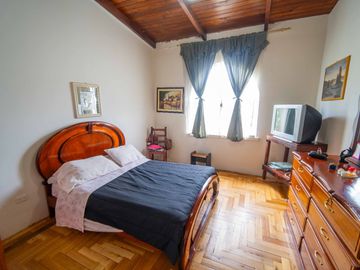 CASA MÁS TERRENO 2236 m2 MITAD DEL MUNDO EN VIA PRINCIPAL