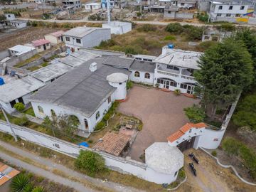 CASA MÁS TERRENO 2236 m2 MITAD DEL MUNDO EN VIA PRINCIPAL