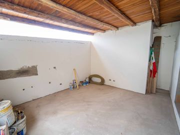 CASA MÁS TERRENO 2236 m2 MITAD DEL MUNDO EN VIA PRINCIPAL