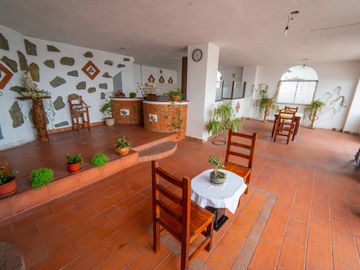 CASA MÁS TERRENO 2236 m2 MITAD DEL MUNDO EN VIA PRINCIPAL