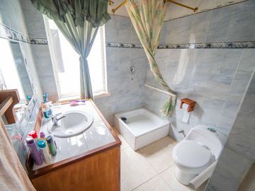 CASA MÁS TERRENO 2236 m2 MITAD DEL MUNDO EN VIA PRINCIPAL
