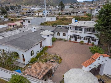 CASA MÁS TERRENO 2236 m2 MITAD DEL MUNDO EN VIA PRINCIPAL